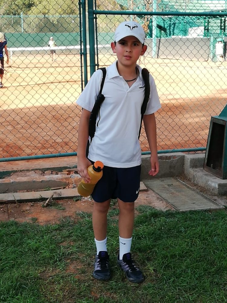 A los jóvenes les gusta practicar el tenis