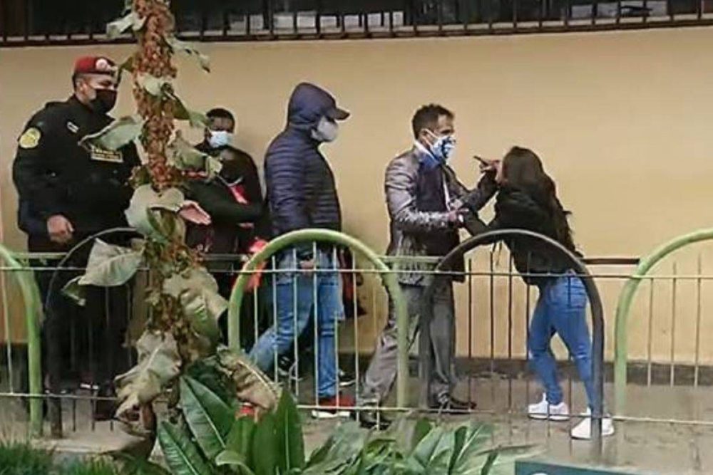 Por no pagar pensión sus hijos lo llenaron de pintura en su segunda boda