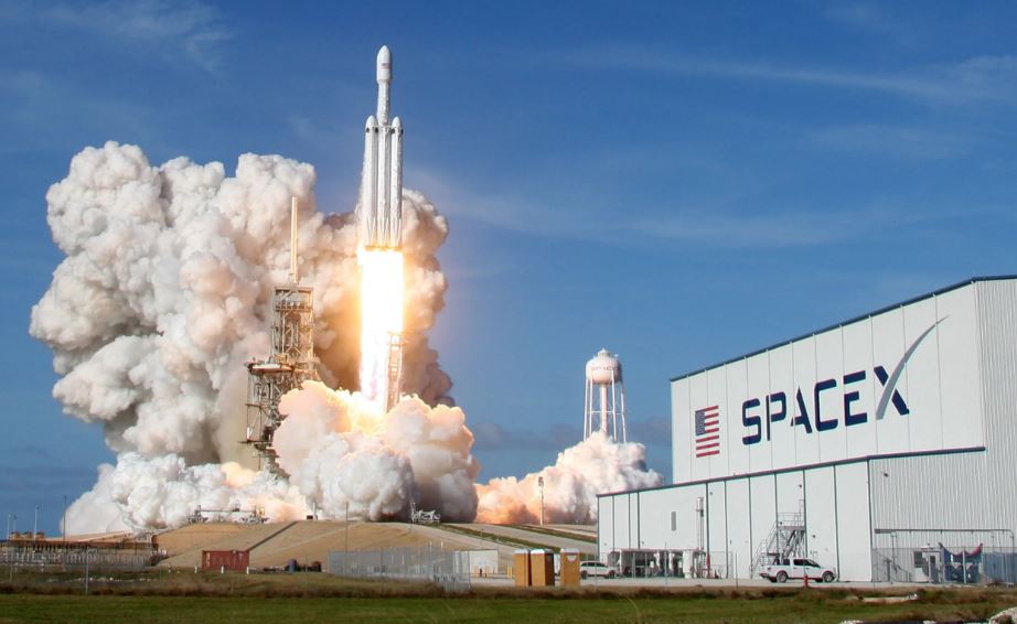 Cohete de SpaceX despega hacia la EEI con cuatro civiles