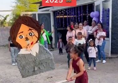 Fiesta con tematica de Selena Quintanilla tenia piñata de Yolanda Saldívar-1