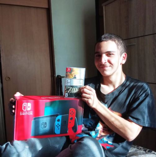 Juntó casi 500 kilos de latas para comprar una Nintendo Swtich