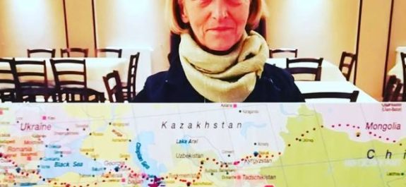 Mujer de 72 años inicia viaje a pie de Venecia a Pekín