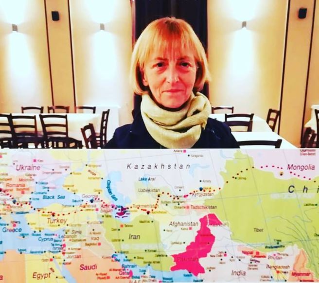 Mujer de 72 años inicia viaje a pie de Venecia a Pekín