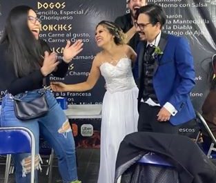 Pareja celebra boda en taquería con los demás comensales