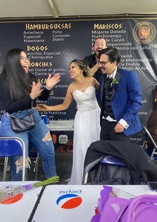 Pareja celebra boda en taquería con los demás comensales