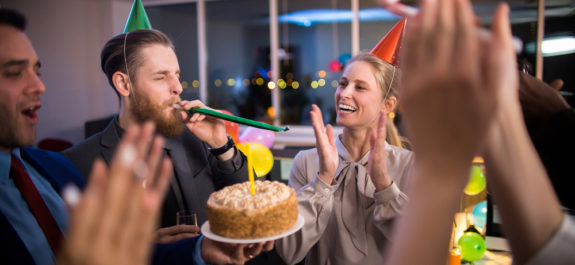 fiesta de cumpleaños en oficina