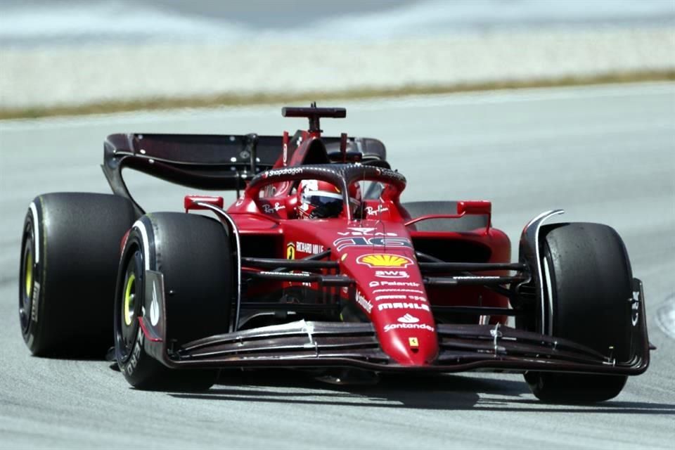 Ferrari domina