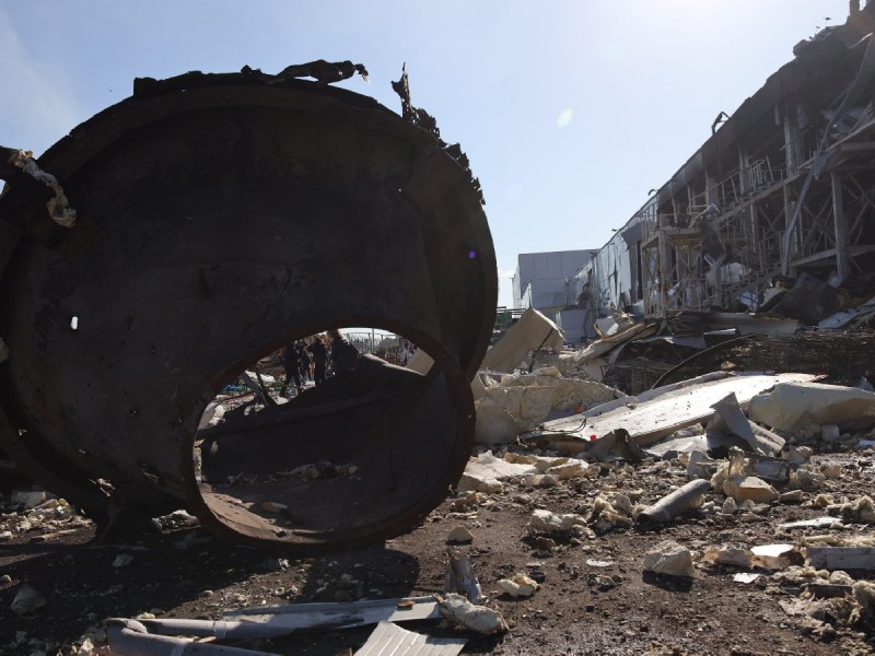 Hallan 44 cuerpos de civiles debajo de escombros de edificio destruido en Ucrania