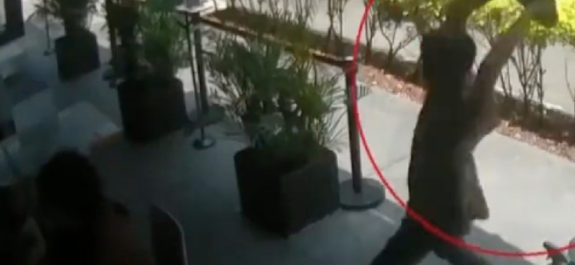 Hombre ataca