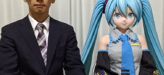 Hombre defiende su matrimonio con el holograma de Hatsune Miku