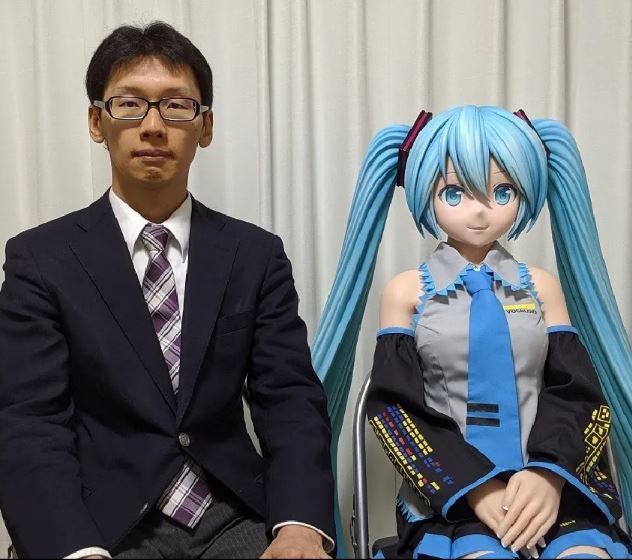 Hombre defiende su matrimonio con el holograma de Hatsune Miku