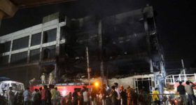 Incendio deja 27 muertos en Nueva Delhi, según servicios de emergencia