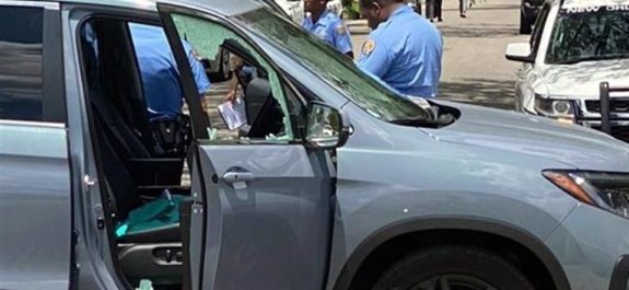 Un muerto y dos heridos es el saldo de un tiroteo registrado en los alrededores de una ceremonia de graduación en el campus de la Universidad Xavier en Nueva Orleans, Estados Unidos. De acuerdo con medios locales, la policía de Nueva Orleans confirmó a tres personas baleadas y llevadas a un hospital del área para recibir tratamiento. Una mujer muerta y 2 heridos en tiroteo Los primeros reportes de la policía local indica que tres personas fueron heridas durante el tiroteo, una de ellas murió minutos después de llegar al hospital. La persona que falleció tras el tiroteo es una mujer de la tercera edad, el nombre no fue revelado. Por otra parte, los otros dos hombres que sufrieron lesiones se encuentran estables. Las primeras investigaciones indican que el tiroteo se debió a una pelea entre dos mujeres afuera de la ceremonia de graduación. Hasta el momento no hay un tirador identificado por estos hechos.