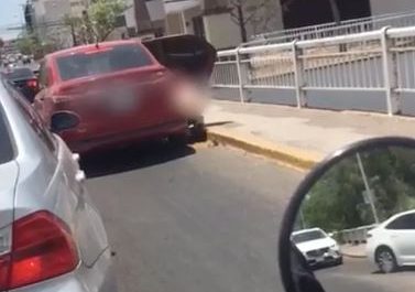 se baja de coche