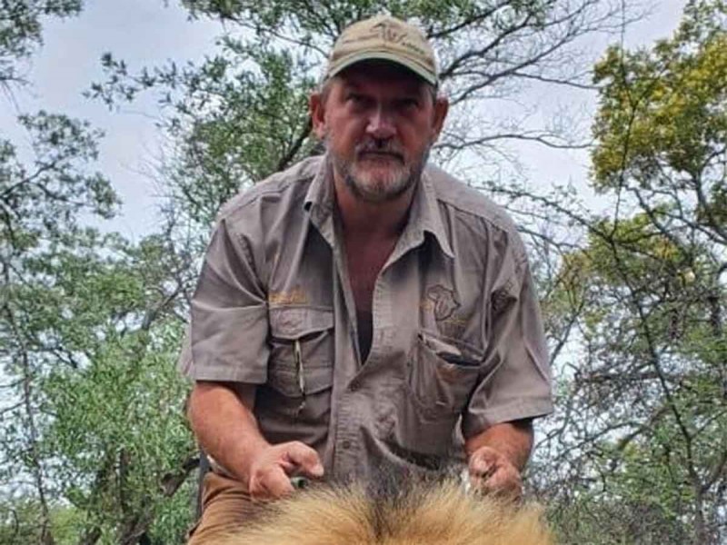 Asesinan a famoso cazador en Sudáfrica; posaba con cadáveres de animales