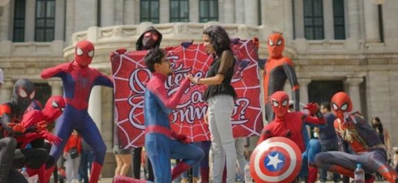 Disfrazado-de-Spider-Man-pide-matrimonio