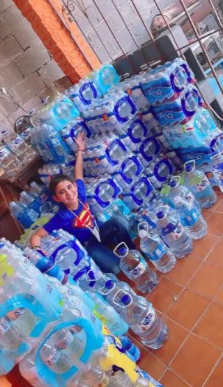 Niño cobra una botella de agua por poner uñas en Nuevo León