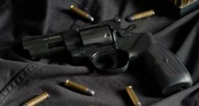 Niño de 8 años halla pistola de papá, mata a bebé y hiere a niña en EU