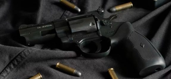 Niño de 8 años halla pistola de papá, mata a bebé y hiere a niña en EU