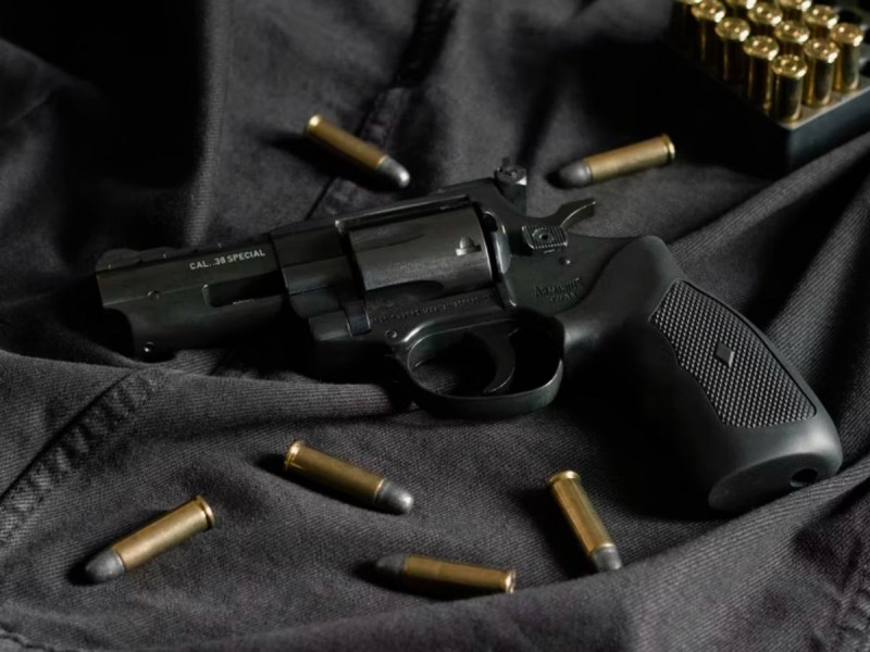 Niño de 8 años halla pistola de papá, mata a bebé y hiere a niña en EU