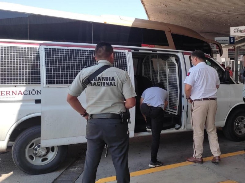 Asegura INM a 15 migrantes que viajaban en autobús en Hidalgo