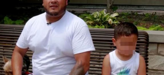 Escondió a su hijo en contenedor de basura para salvarlo de tiroteo en Highland Park