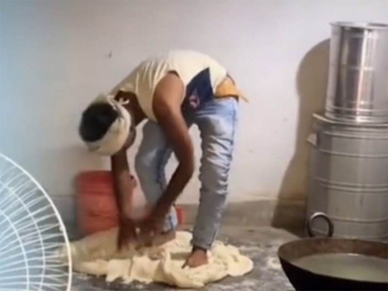 Exhiben a vendedor de empanadas amasando con los pies