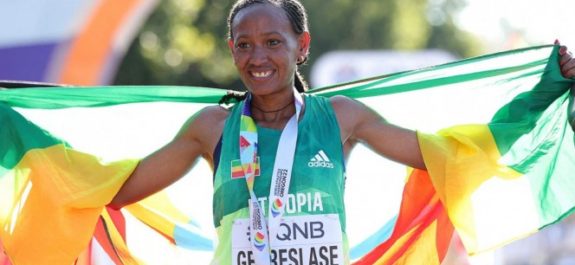 Gotytom Gebreslase gana el maratón femenino del Mundial de Eugene