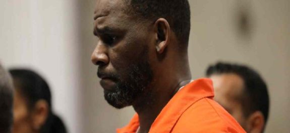 Le retiran la vigilancia por suicidio en la cárcel a R. Kelly