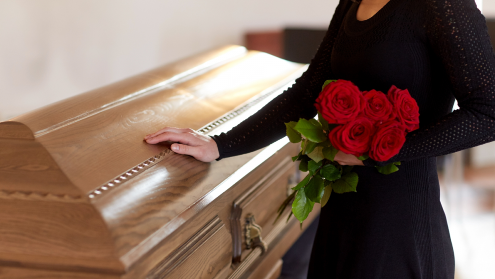 Mujer graba Tiktok en medio de un funeral