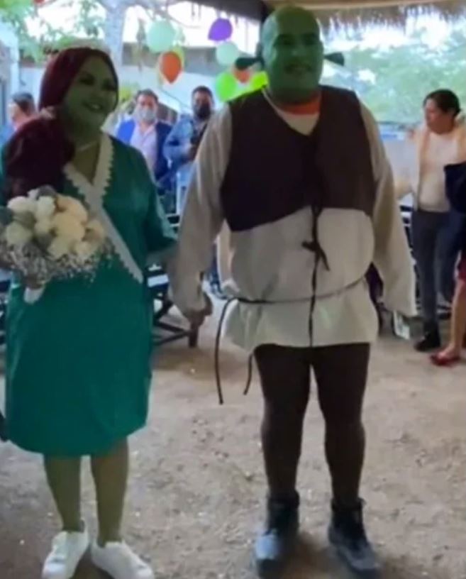 VIDEO. Novios se casan disfrazados de Shrek y Fiona y se hacen virales en TikTok