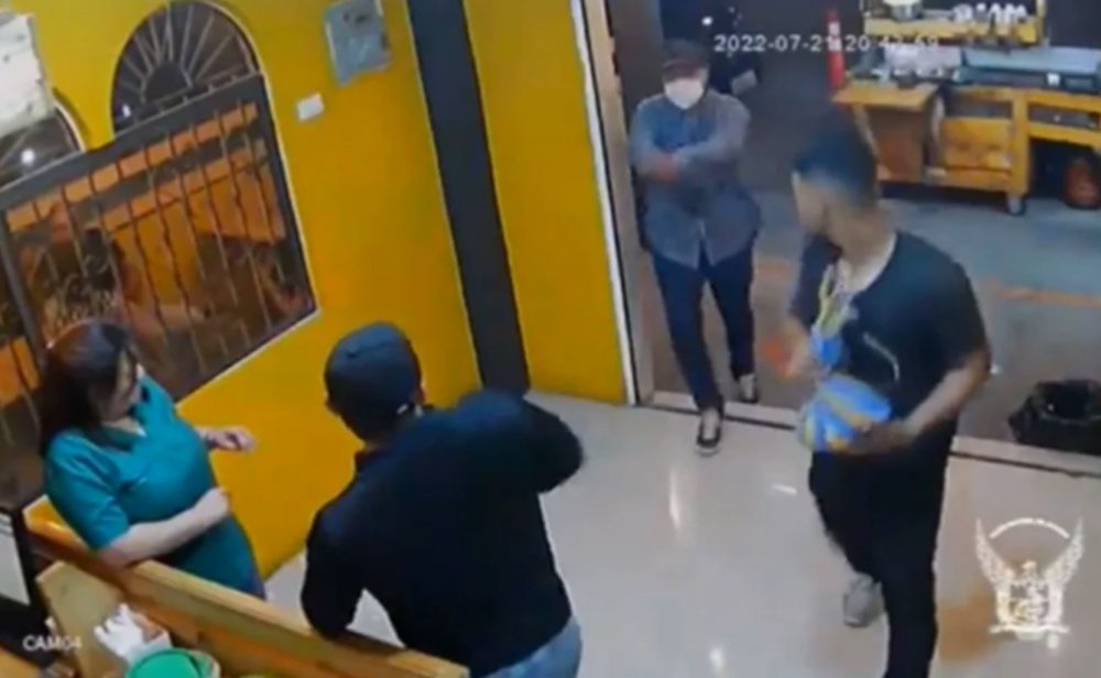 VIDEO. Policía se enfrenta a ladrón armado que quiso asaltar restaurante y lo deja tirado
