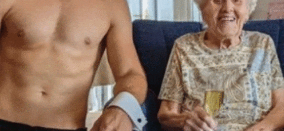 Abuelita-celebra-sus-106-anos-con-un-striper