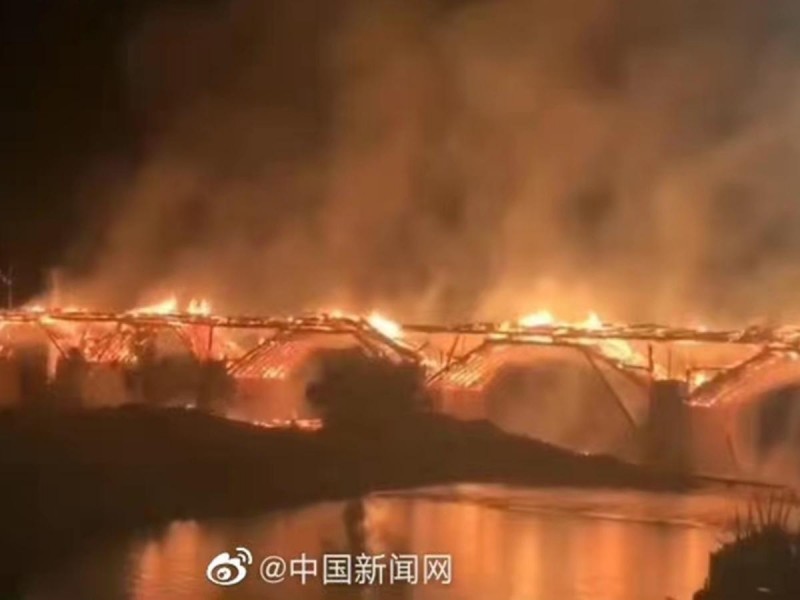 Incendio destruye el 'Puente de la Paz Universal', de 900 años, en China