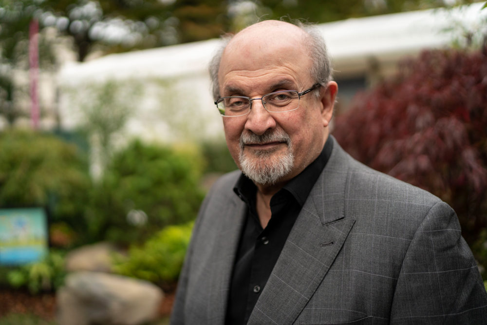 Atacan a Rushdie después de 33 años de sentencia