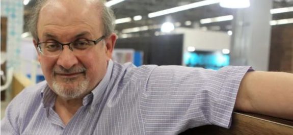 ¿Quién es Salman Rushdie, el escritor atacado en Nueva York?