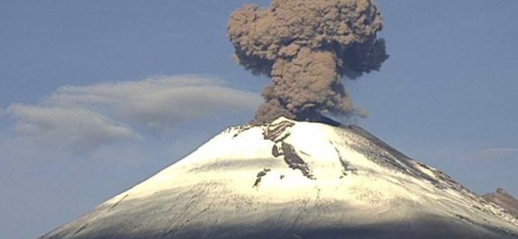 Se registra explosión del Popocatépetl; ceniza va hacia el Edomex
