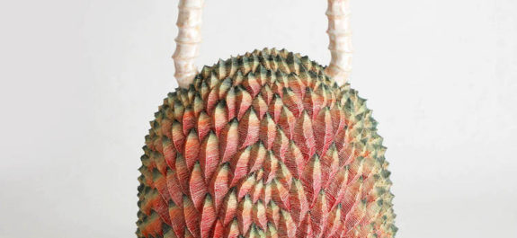 Ceramista japonesa fabrica extravagantes esculturas de frutas exóticas