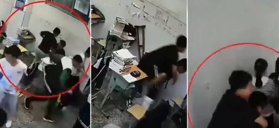 Estudiante-carga-a-su-amigo-lesionado-en-medio-de-sismo