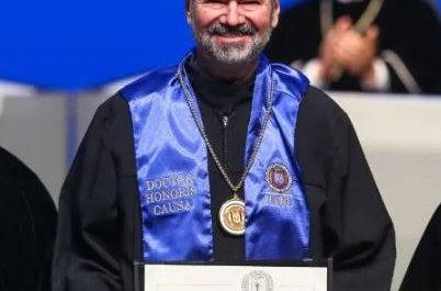 La-UANL-entrega-Doctorado-Honoris-Causa-al-escritor-Juan-Villoro