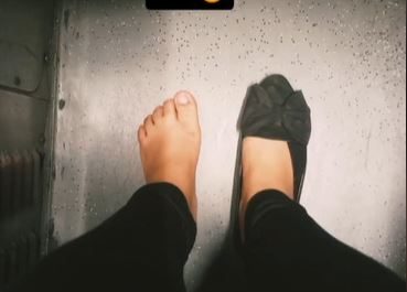 Mujer-documenta-viaje-en-Metro-sin-uno-de-sus-zapatos