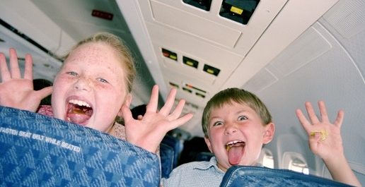 Mujer-se-queja-de-ninos-en-aviones