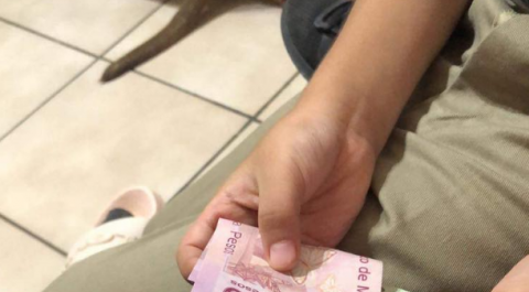 Nino-vuelve-de-la-escuela-con-500-pesos