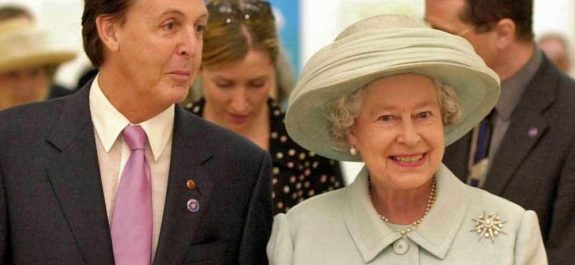 paul-mccartney-and-queen-elizabeth