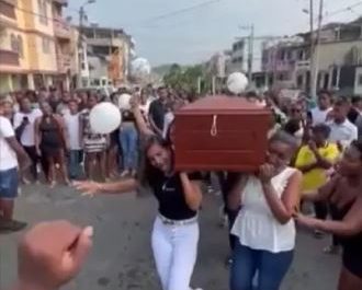 ponen-reggaeton-en-su-funeral