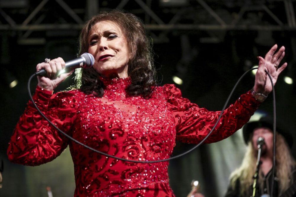 Country Singer Loretta Lynn Dies - American Chronicles