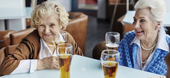 Abuelita-de-83-anos-se-gasta-toda-su-pension-en-cerveza