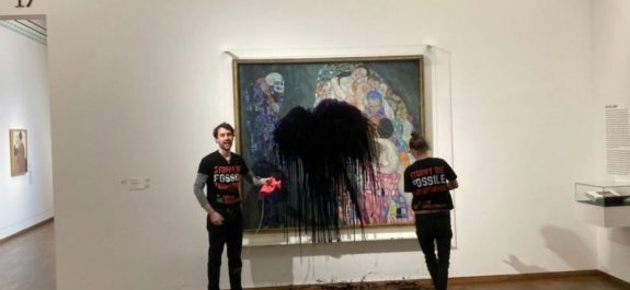 Activistas-ambientales-rocian-con-liquido-negro-un-cuadro-de-Klimt-en-Viena