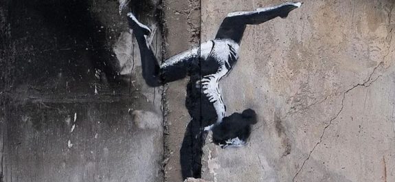 Banksy-realiza-obra-en-edificio-destruido-de-Ucrania