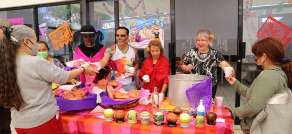 Celebro-con-exito-DIF-estatal-Dia-de-Muertos-con-personas-adultas-mayores